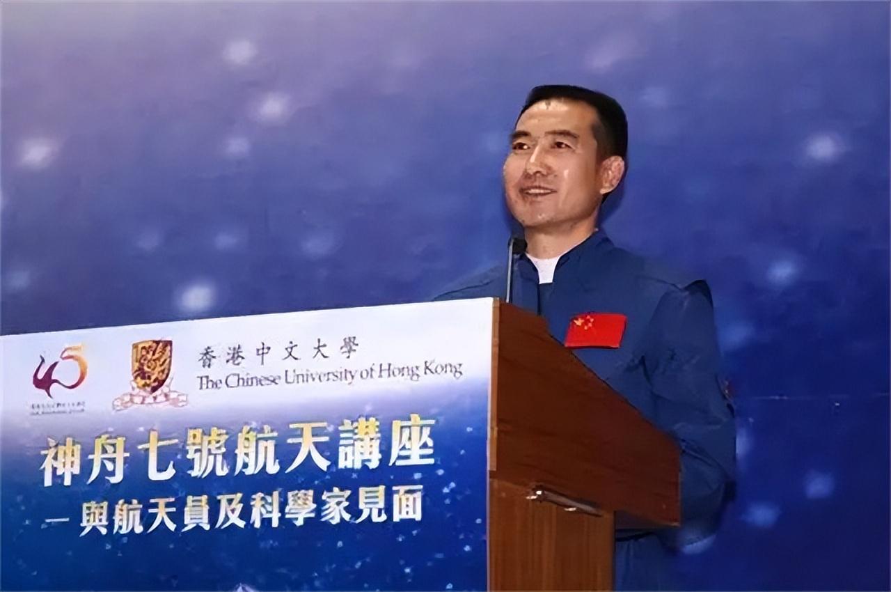 空军飞行学院照例到龙江二中来招生,全县的应届生都去报名了,翟志刚也