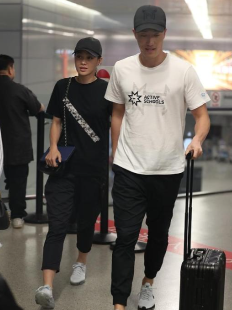 一向在感情方面十分低调的他,突然宣布了和一个名叫葛天的演员的婚讯