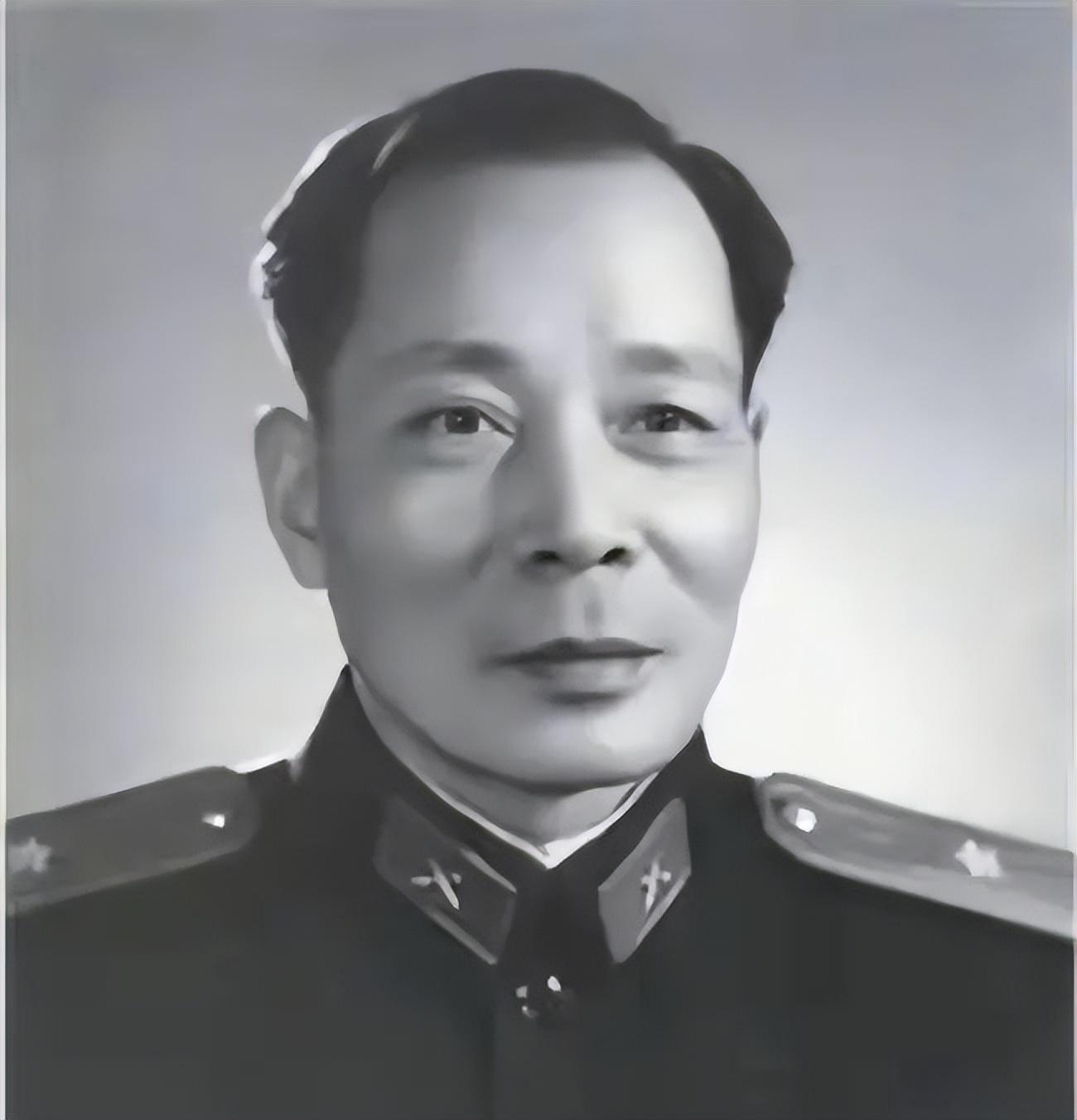 1983年,黄维出席两会,遇见一位黄埔学弟,为何却盯着他不说话?