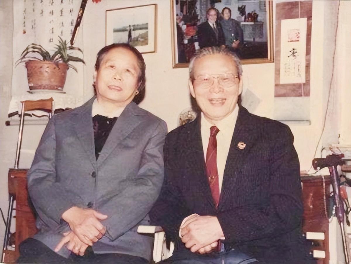 国军上校沿街巡查,见士兵衣衫不整,拦下一看才发现失散的未婚妻