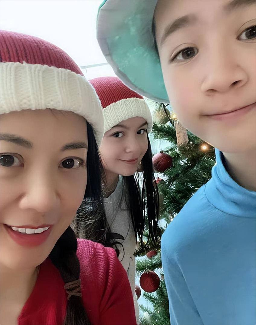 央视主持人姜丰,事业巅峰时去英国留学生子,离婚后独自抚养孩子