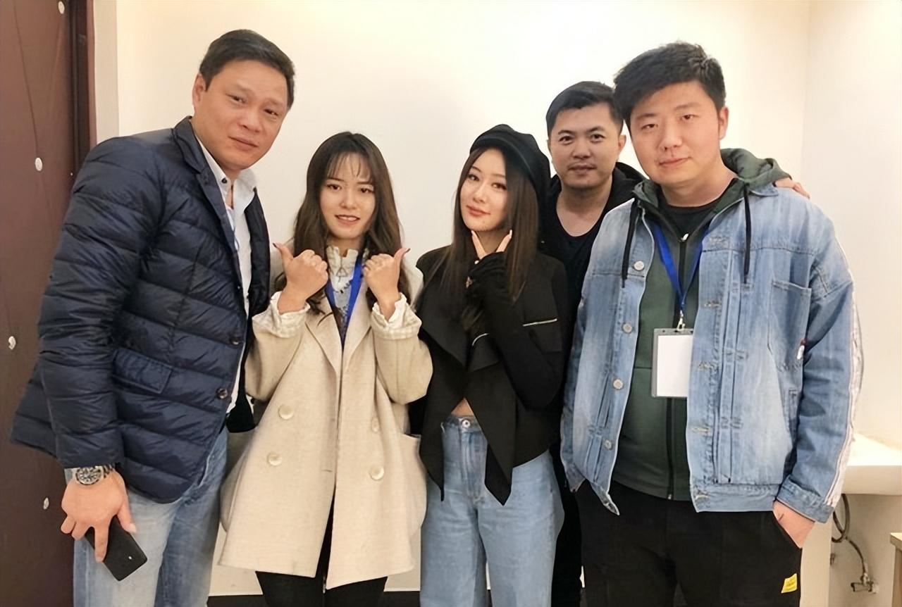 回顾范志毅女儿范斯晶:25岁身材火辣,亲吻土豪男友秀恩爱