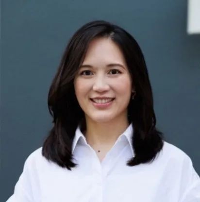 领英的头像看起来没有上面那张胶原蛋白多,温暖笑容依然焊在脸上,但多