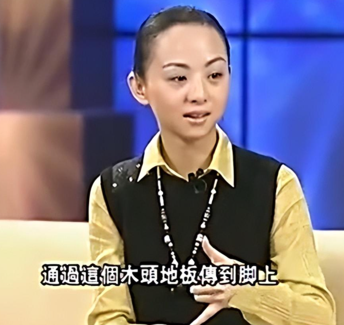 当年春晚"千手观音"聋哑人领舞,被富豪苦追8年,如今怎样了?