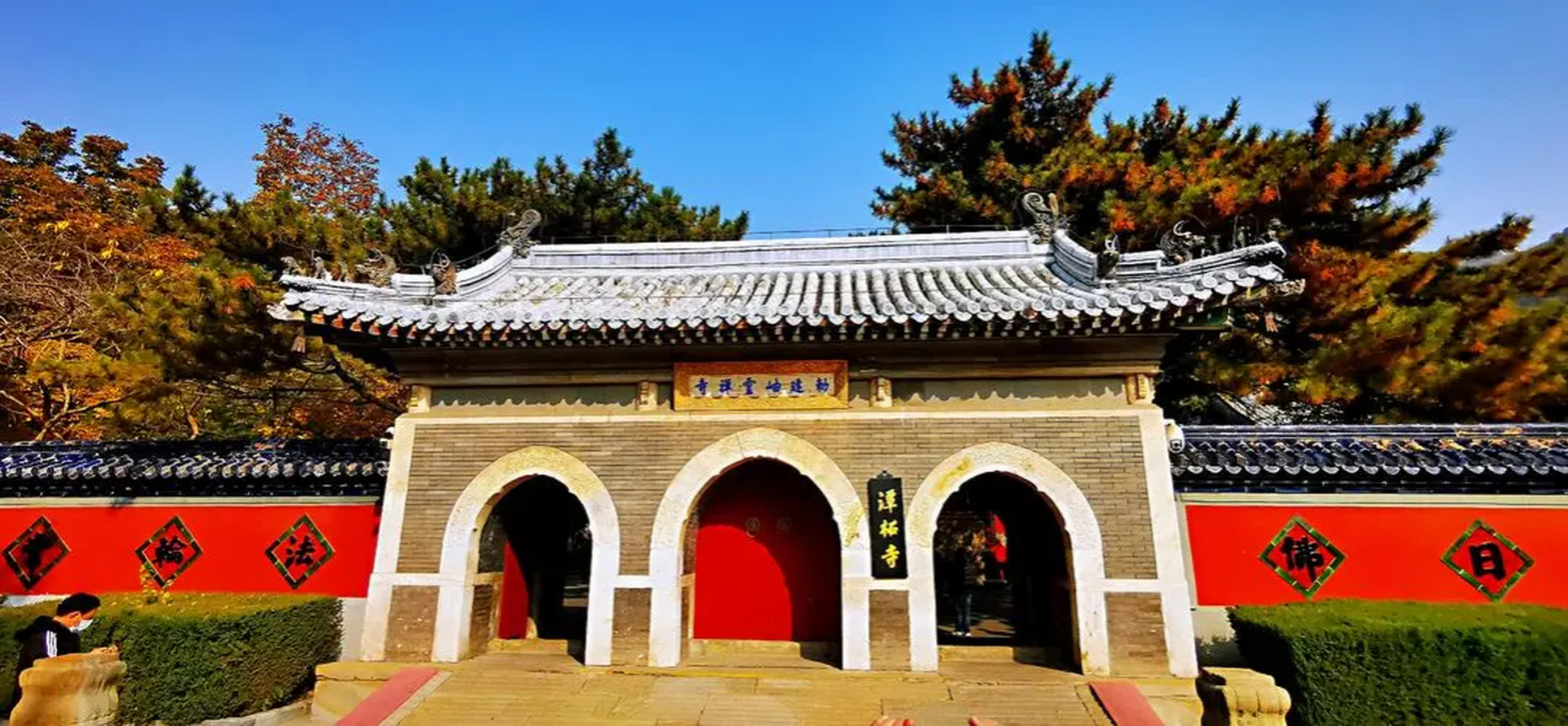 潭柘寺位于北京,有武警常年看守,是佛教寺庙之一,拥有1700多年历史,是