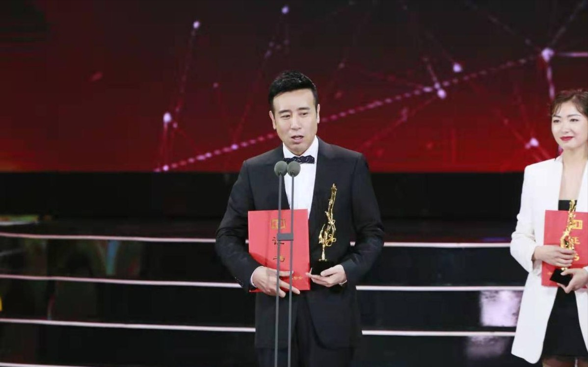 回顾著名演员于和伟:40岁大器晚成,绯闻不要紧,糟糠之妻不能丢