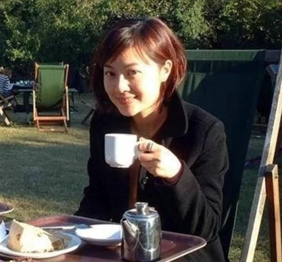 央视主持人姜丰,事业巅峰时去英国留学生子,离婚后独自抚养孩子