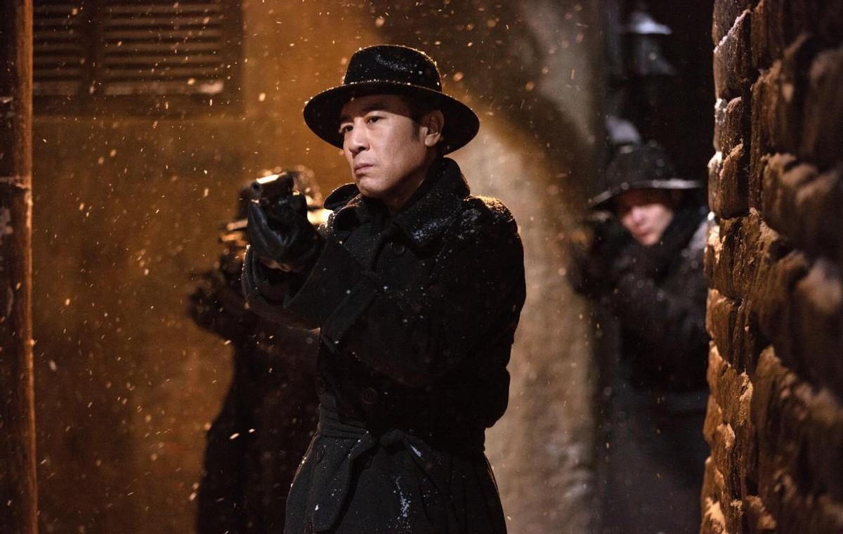 回顾著名演员于和伟:40岁大器晚成,绯闻不要紧,糟糠之妻不能丢