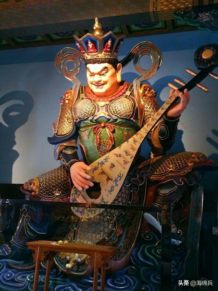 他居住在须弥山的琉璃埵,身着青色甲胄,右手持宝幡,左手按神鼠,形象生