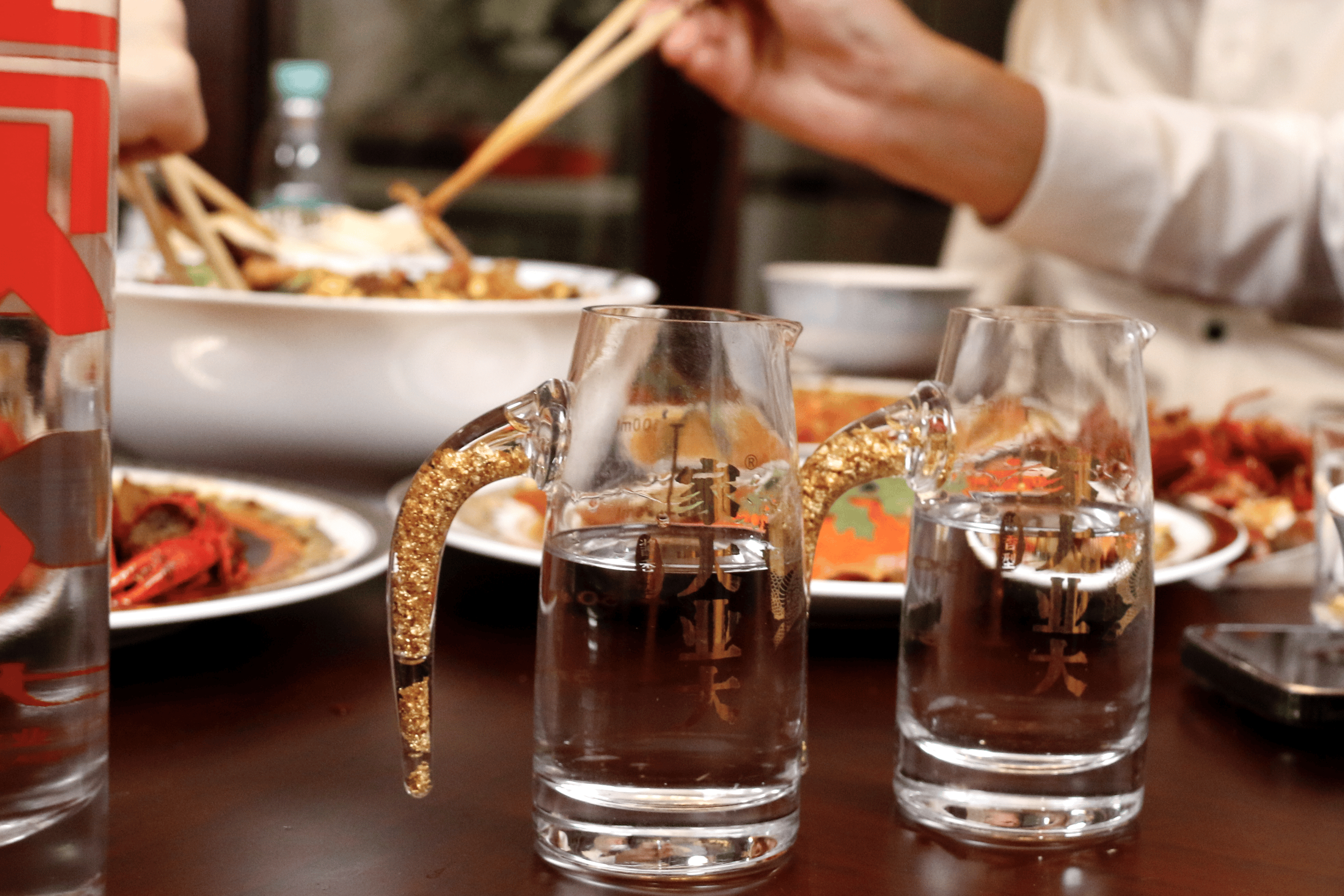 把对妈妈那份深沉的爱意融进这杯酒中,一起举杯祝愿她!