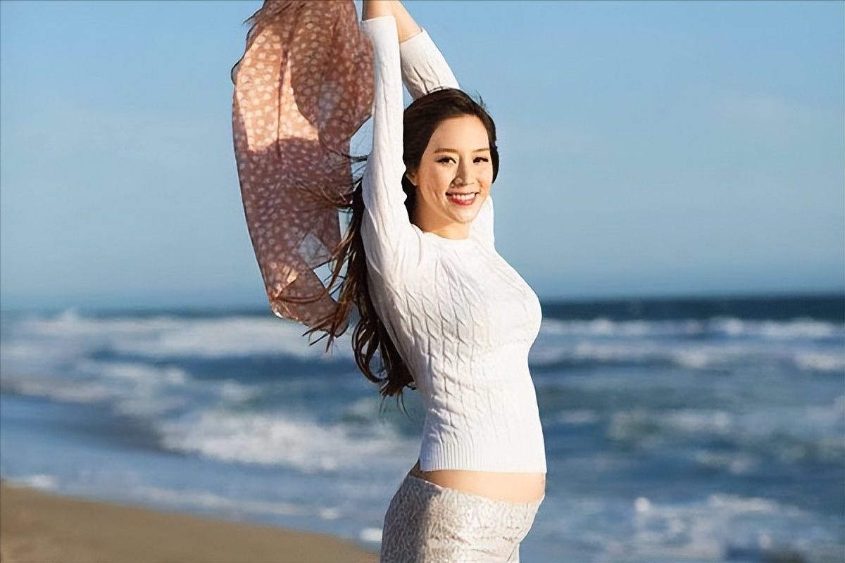 徐子淇不仅因其出众的外貌和优雅的气质赢得了无数粉丝的喜爱,更因其