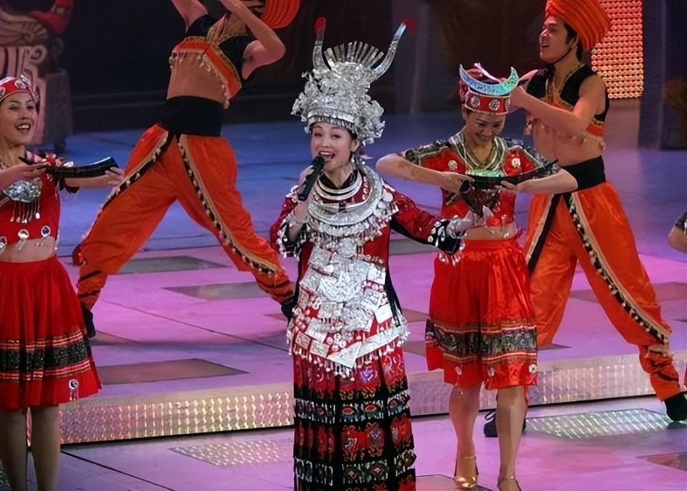 回顾山路十八弯的李琼:曾把青歌赛逼到改规则,为何在巅峰时消失