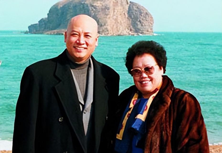 迟重瑞和他的妻子陈丽华相差11岁,而且他的妻子陈丽华还是一位货真价