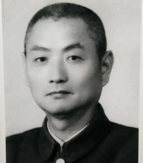 1983年,黄维出席两会,遇见一位黄埔学弟,为何却盯着他不说话?