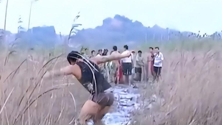 回顾孕妇深陷沼泽4天4夜,靠喝污水维持生命,后来如何了?