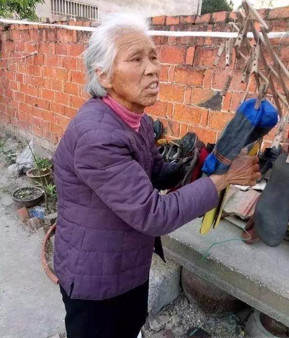 回顾:湖北女人被东北男人家暴后离婚,当保姆养活女儿,还成了作家