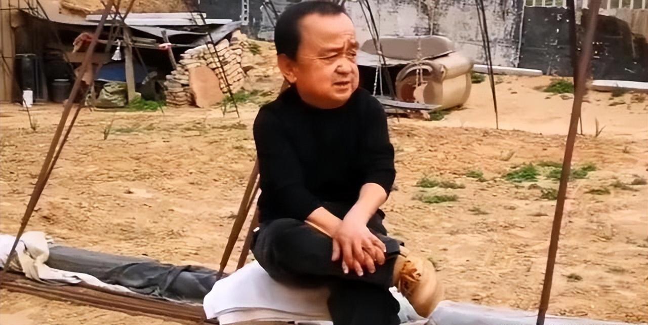 你可能不知道,扮演小阴蚀王的演员叫张伸,他的人生比他的角色更加曲折