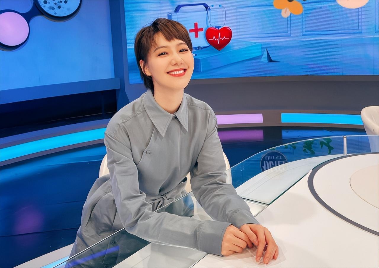 回顾央视王冠:曾和曹可凡传绯闻,38岁依旧单身,婚姻让