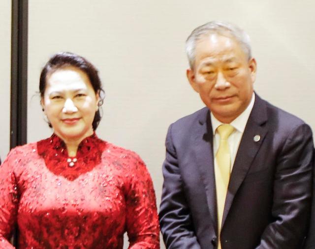 江苏首富严昊:身价千亿,迎娶知名女歌星,克林顿亲自来婚礼捧场