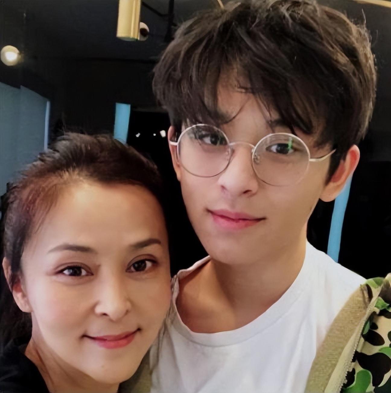 回顾黄志忠:为了柯蓝和结婚13年的妻子离婚,结果竹篮打水一场空