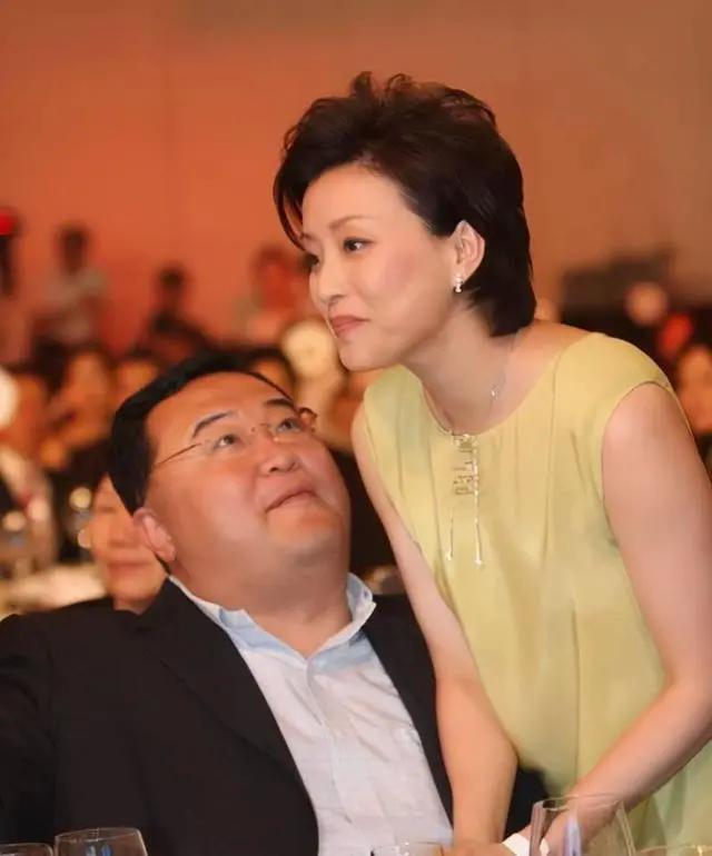 迫不得已,她只得屈从于命运,嫁给了当时的央视同仁张一兵.