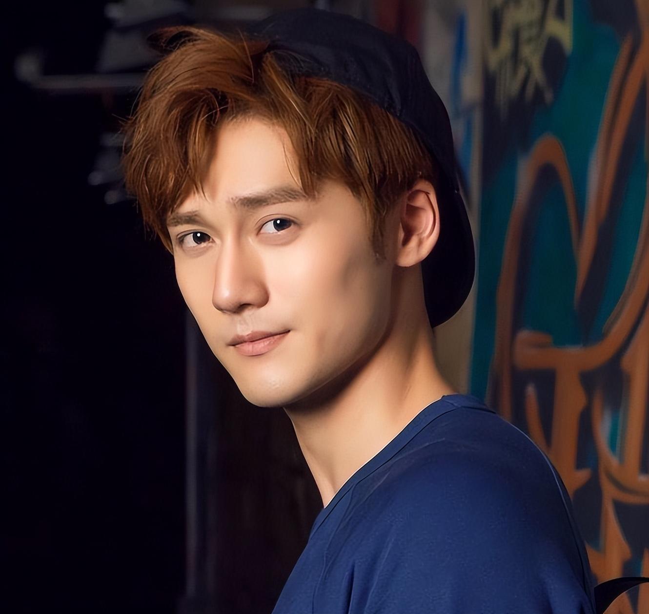 王东最开始是以模特的身份进入演艺界的,踏进演艺圈