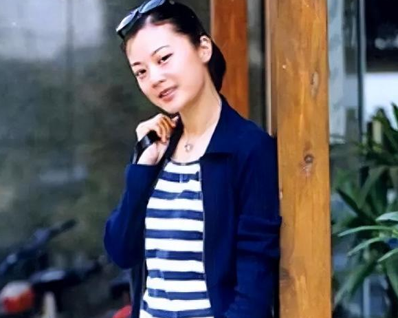 央视主持人姜丰,事业巅峰时去英国留学生子,离婚后独自抚养孩子