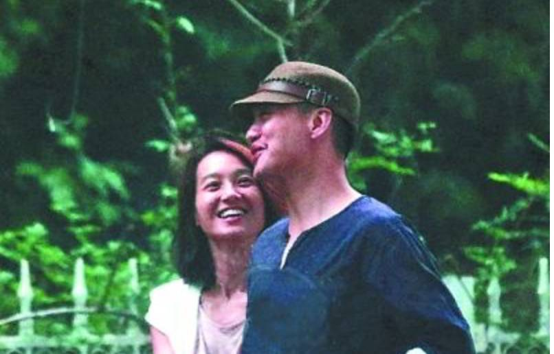 回顾主持人朱丹:离婚后再嫁周一围,4年生2胎,生活中有苦也有甜