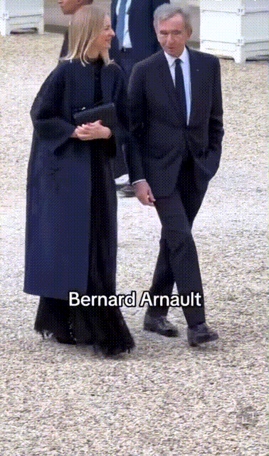 法国著名歌后米雷耶·马蒂厄的倾情演唱,犹如点燃了晚宴的热情之火,而