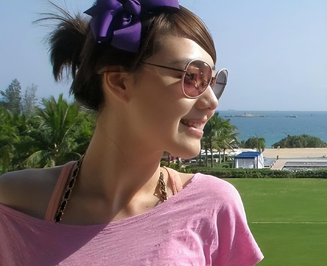 回顾央视王冠:曾和曹可凡传绯闻,38岁依旧单身,婚姻让