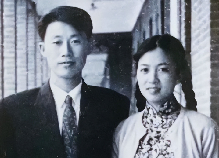 他的妻子谢芳曾是上个世纪六七十年代的当红女星,拍摄过影视剧《文成