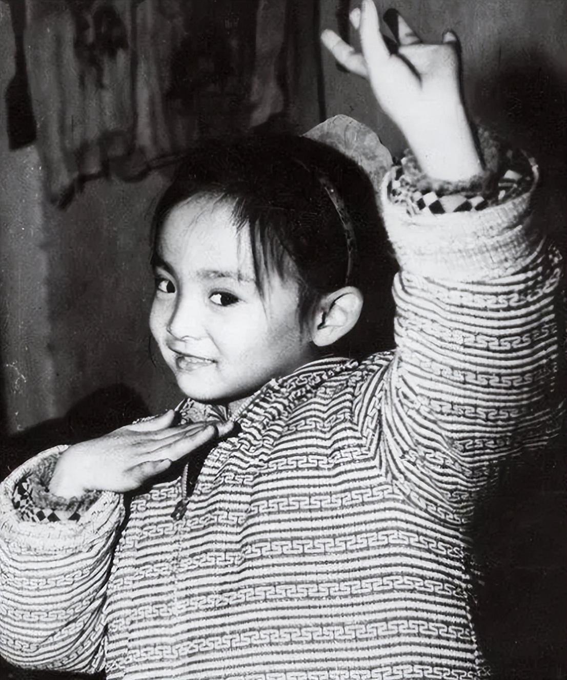 当年春晚"千手观音"聋哑人领舞,被富豪苦追8年,如今怎样了?