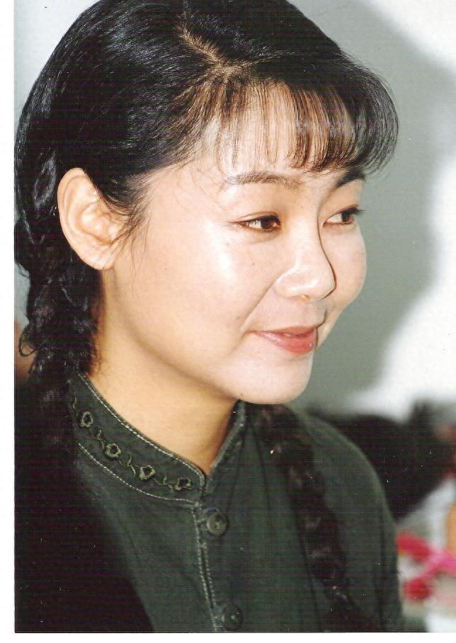 回顾萨日娜:结婚33年只生孩子不做饭,帅气演员丈夫把她宠成宝