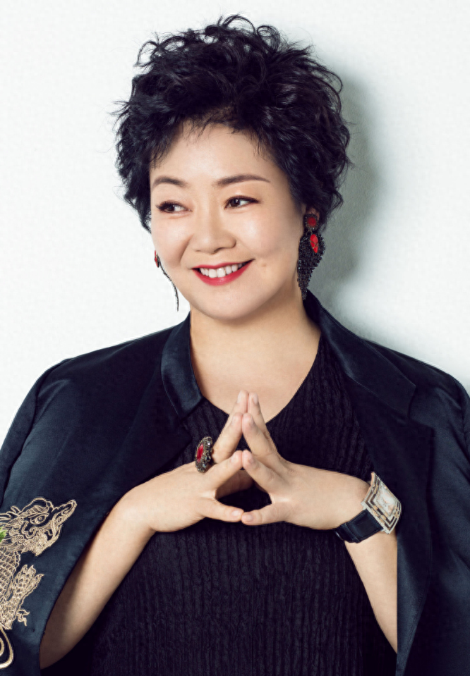 回顾萨日娜:结婚33年只生孩子不做饭,帅气演员丈夫把她宠成宝