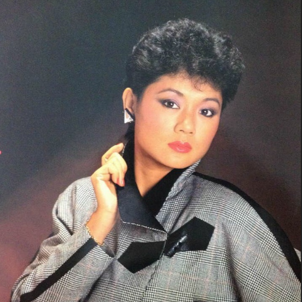 有过两段失败的恋情后,曾伟权一直没有新的爱情,一心扑在事业上,随着