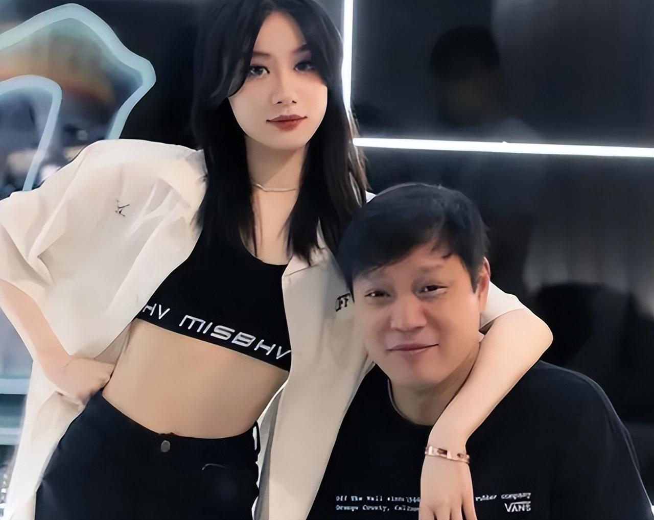 回顾范志毅女儿范斯晶:25岁身材火辣,亲吻土豪男友秀恩爱