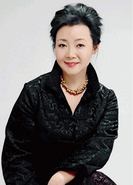 回顾萨日娜:结婚33年只生孩子不做饭,帅气演员丈夫把她宠成宝