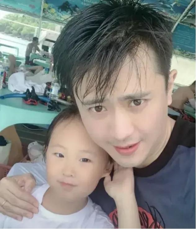 回顾央视主持人杨帆:娶青梅竹马收获幸福,如今成为"女儿奴"