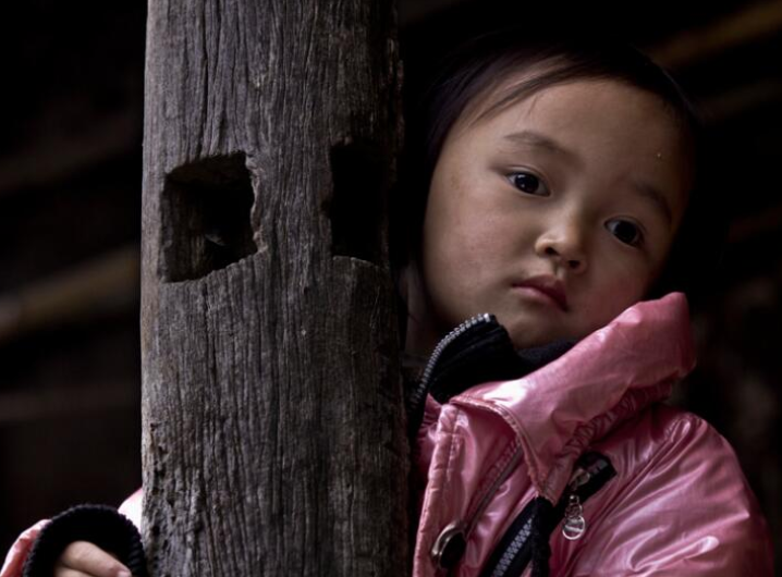 怀里还抱着一个年仅5岁的小女孩