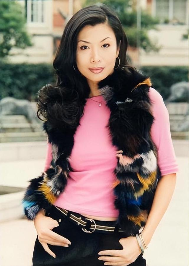 回顾:"艳后"吴家丽曾拒成龙,现在61岁胖到220斤,依旧美到撩人心弦