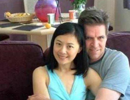 央视主持人姜丰,事业巅峰时去英国留学生子,离婚后独自抚养孩子
