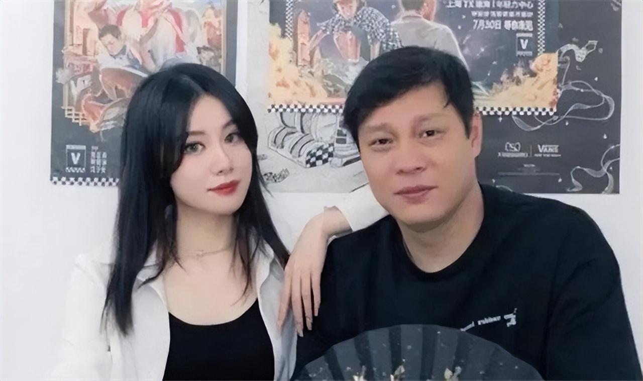 回顾范志毅女儿范斯晶:25岁身材火辣,亲吻土豪男友秀恩爱