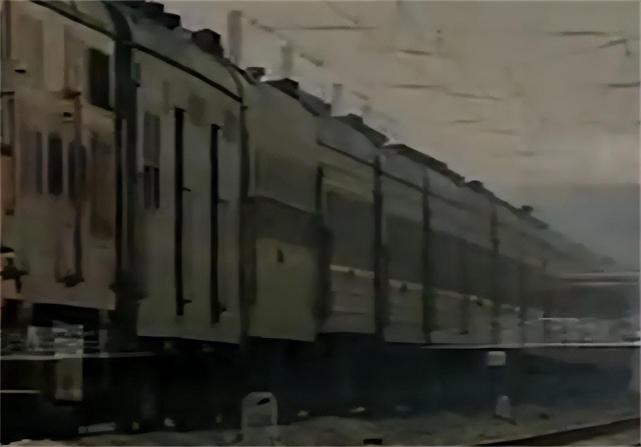 新疆大风刮翻火车图片