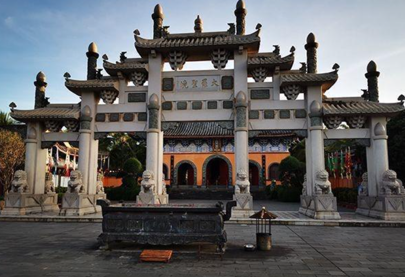 2019年富二代遭人绑架,引出土豪父亲,谁知却是六根不净的老道长