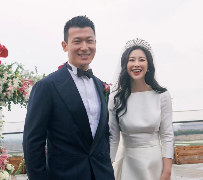 韩雪家世显赫是演艺圈众所周知的秘密,早年坊间流传着一句话"冰雪薇甜