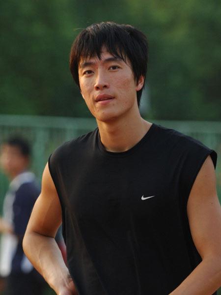 一向在感情方面十分低调的他,突然宣布了和一个名叫葛天的演员的婚讯