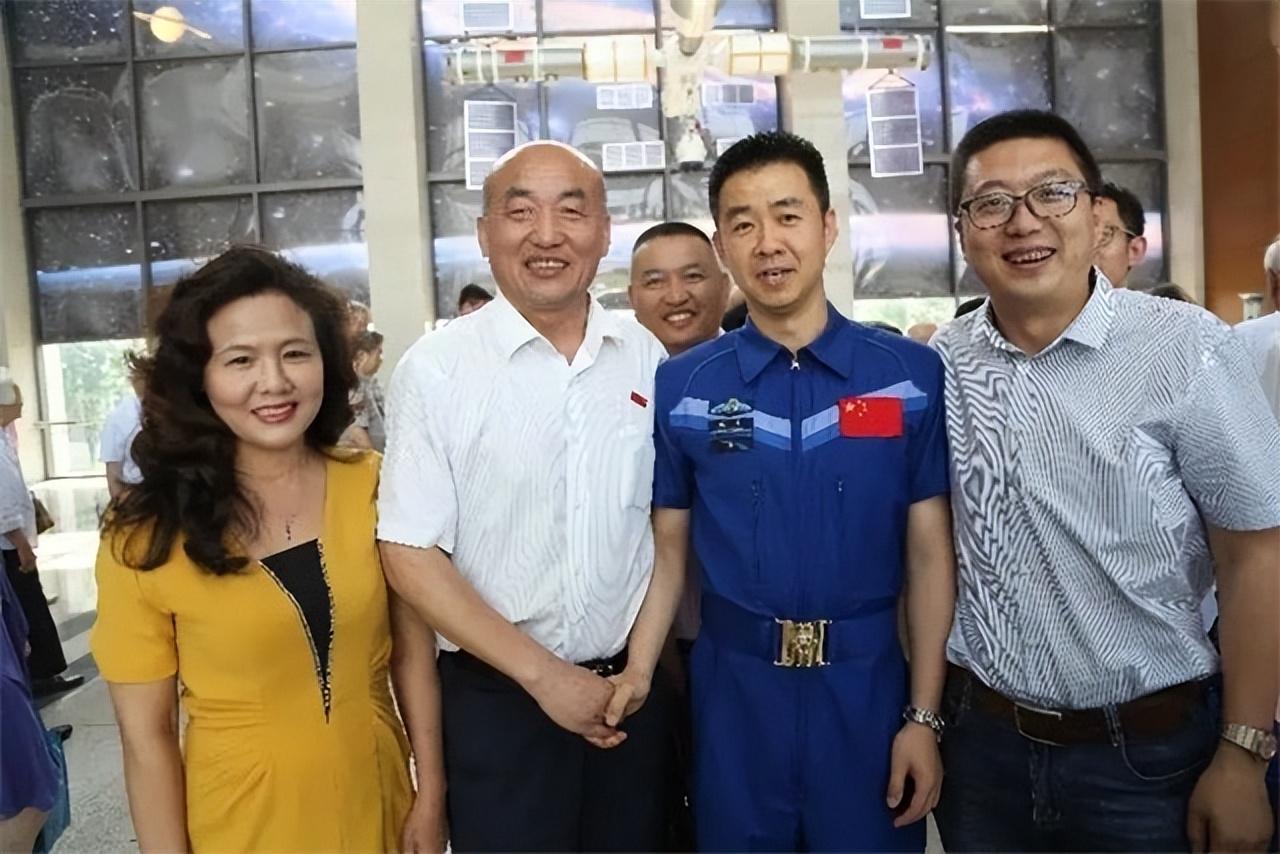 回顾航天员陈冬:封闭训练,老师登报寻找,与妻子生下双胞胎男孩