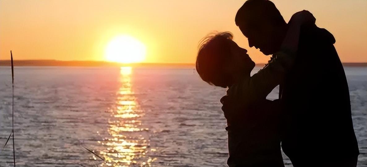 尤其是在描绘老年生活和夕阳时分的浪漫氛围方面,电影的美术设计起到