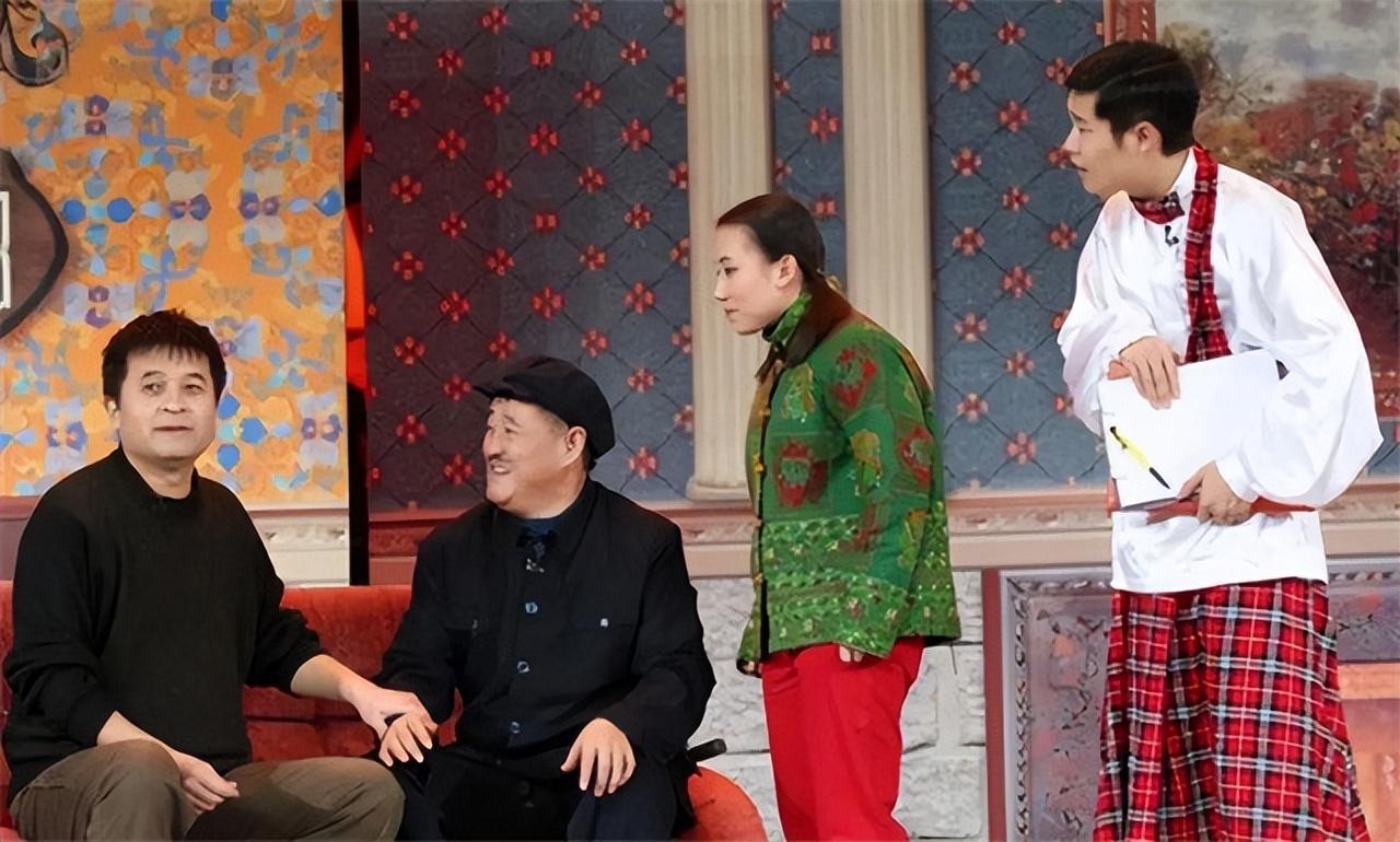 在2008年春节联欢晚会的舞台上,小沈阳凭借着在小品《不差钱》中的