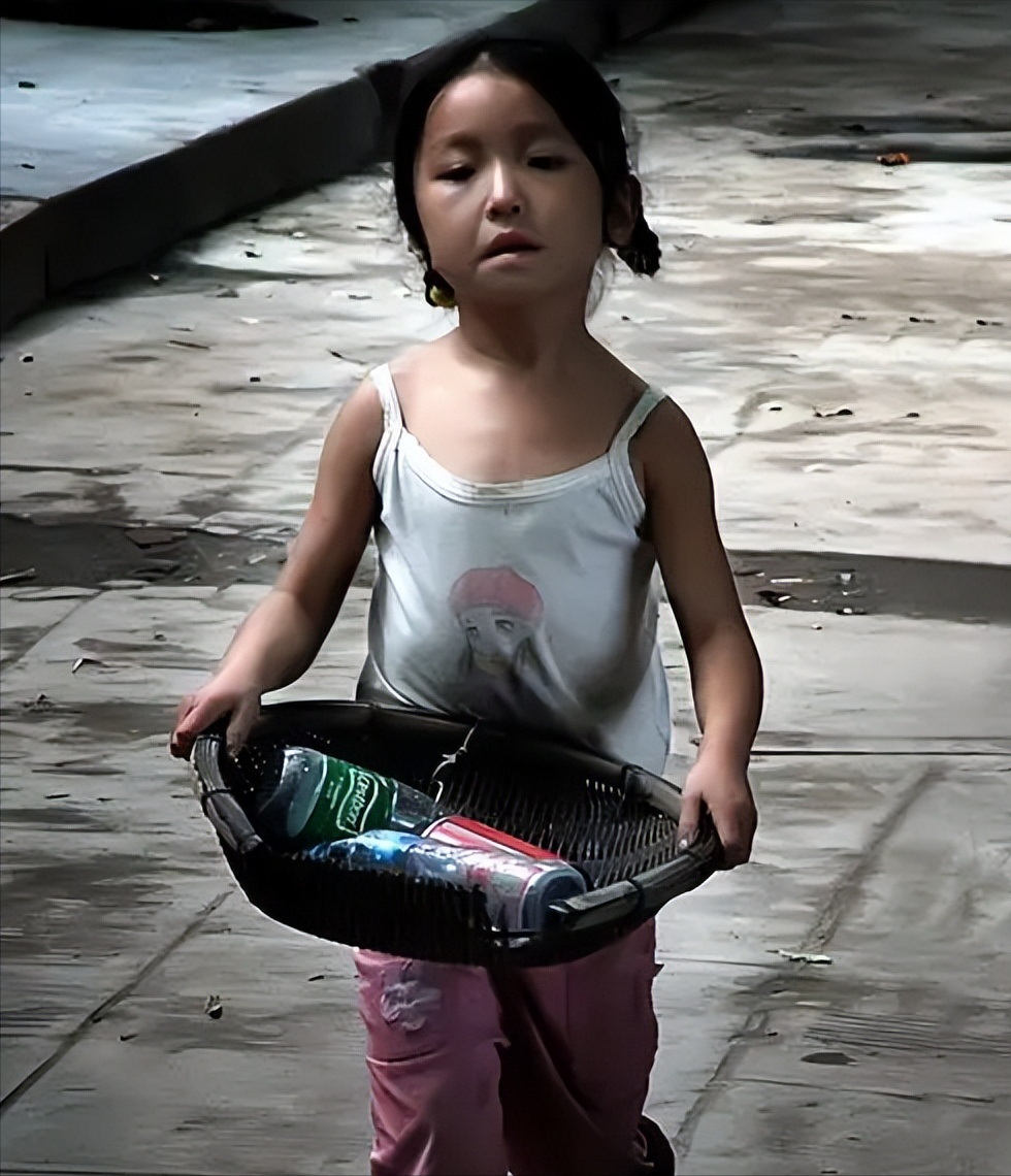 我和丈夫在街边摊吃馄饨时,被一个肮脏的小女孩请求借2元,我毫不犹豫